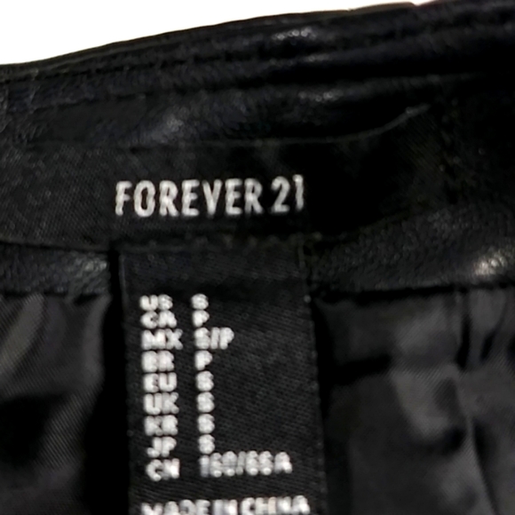 Forever 21 Faux Leather Skirt. - Picture 2 of 5